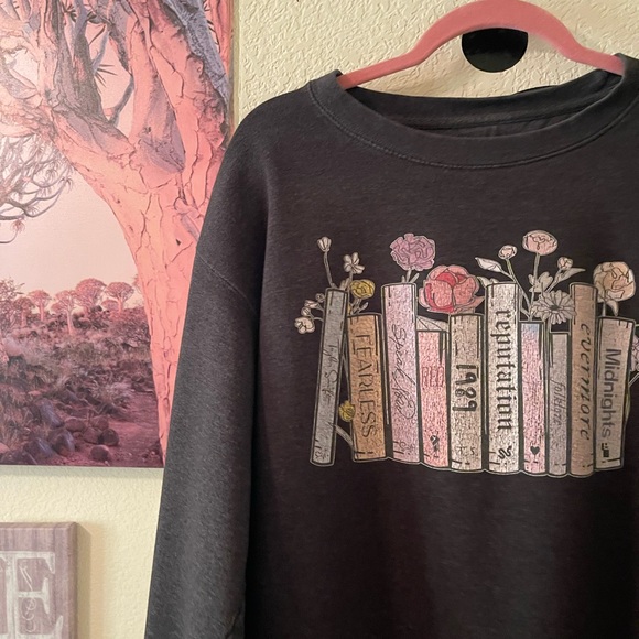 Plus Size Women’s Dark Gray Sweatshirt with Book Graphic size XL pre-owned - Picture 6 of 10